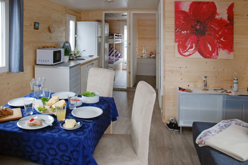 hausboot-riverlodge-esstisch1